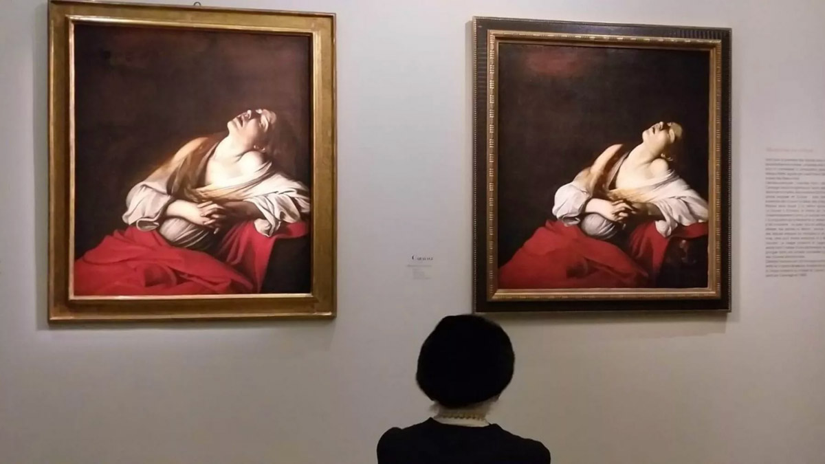 Mina Gregori davanti alle due Maddalena di Caravaggio