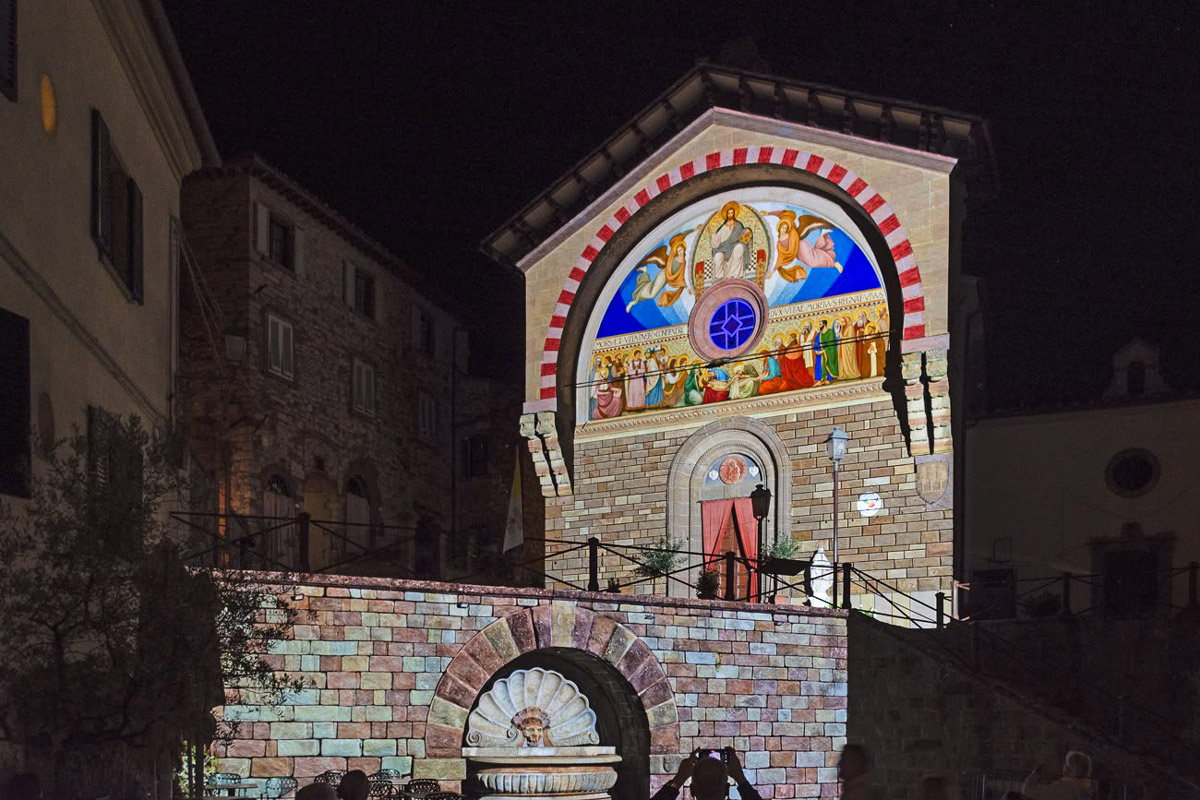 A cento anni dal progetto di Adolfo Coppedè, Radda in Chianti riscopre il volto originario del proprio centro storico attraverso la tecnologia.